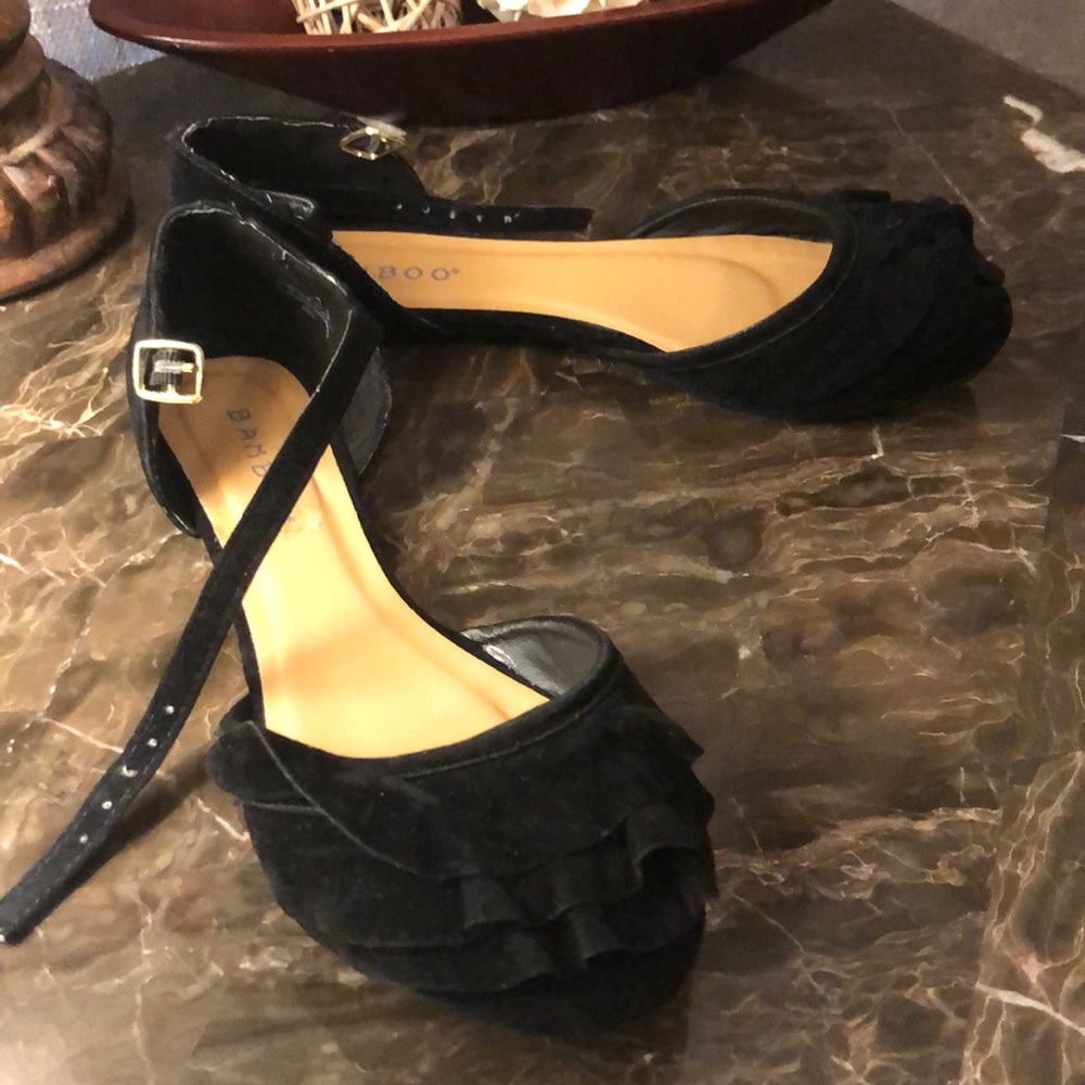 Black bamboo ruffle front flats